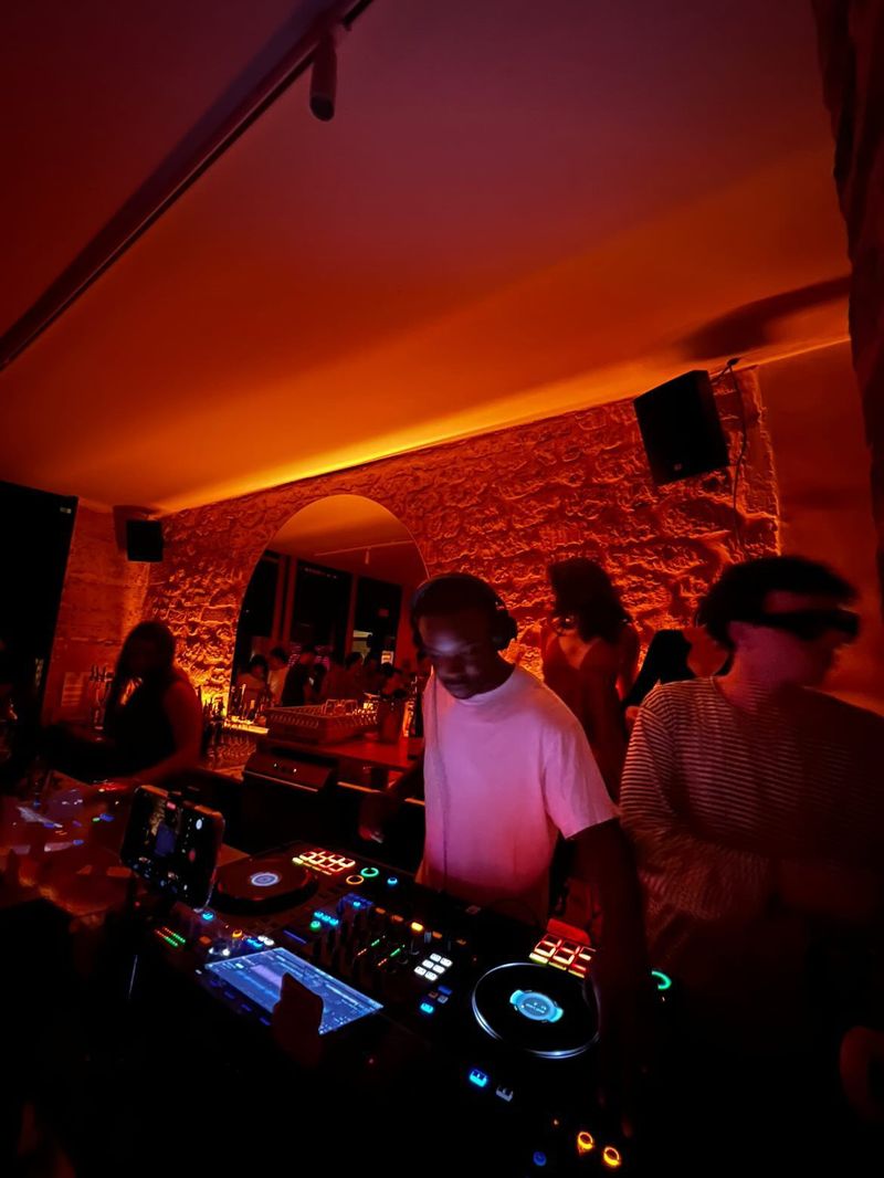 Wil Bonga playing a set